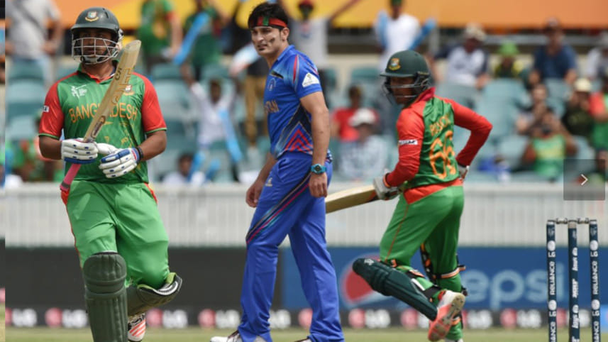 Tamim and Anamul bat