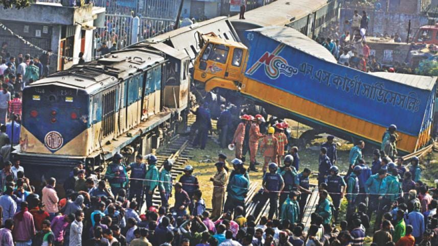 train-collides-lorry.jpg