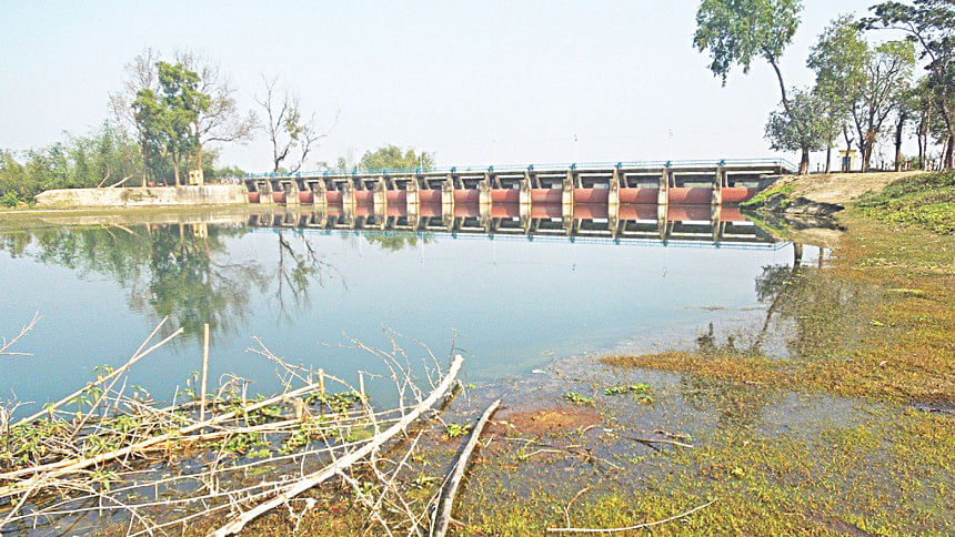 Criminals drain out Buri Teesta irrigation reservoir | The Daily Star