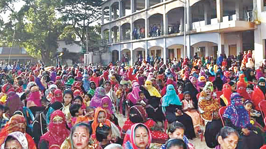 Awaiting free rice distribution by Abdur Rahman Bodi Awaiting free rice distribution by Abdur Rahman Bodi