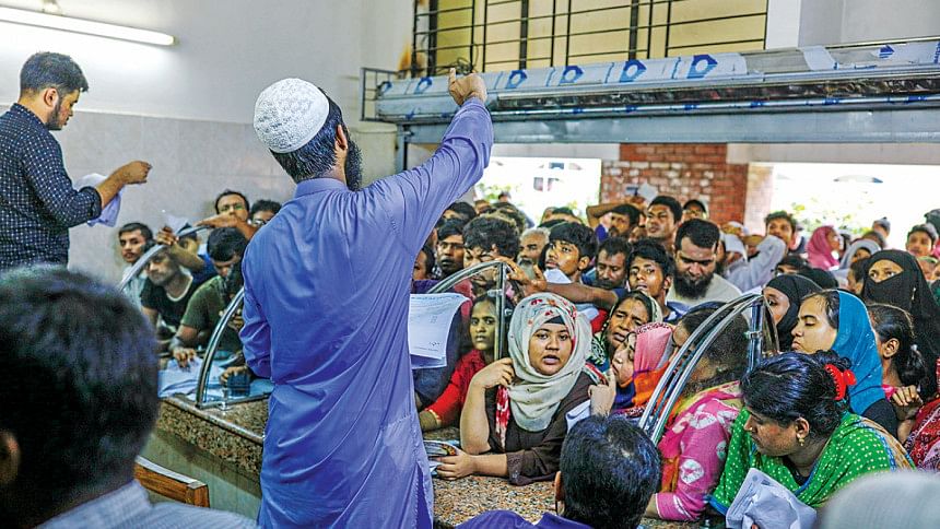 People wait for Dengue Test in Shaheed Suhrawardy Medical College Hospital People wait for Dengue Test in Dhaka Hospital