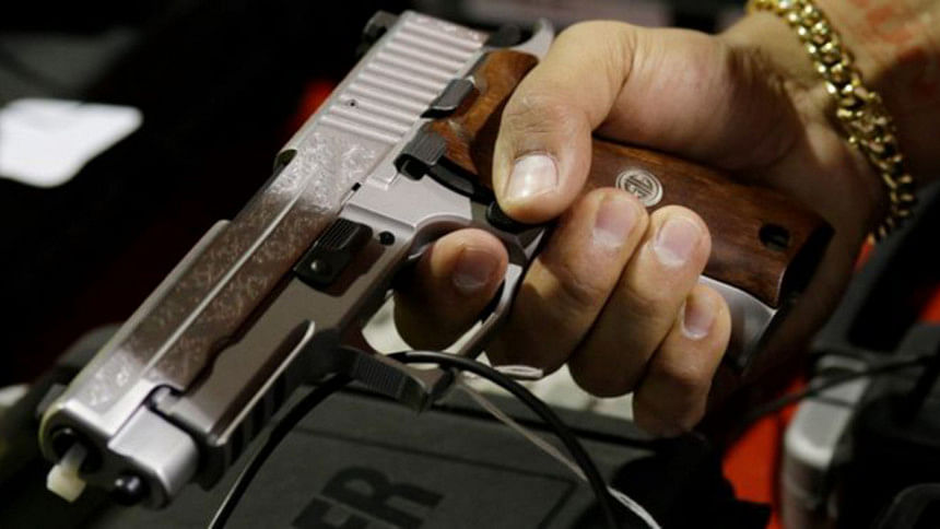 Facebook, Instagram, gun