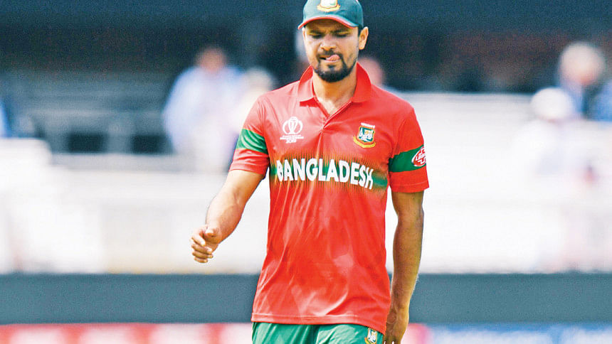 Bangladesh Skipper Mashrafe Mortaza fielding in Bangladesh vs Pakistan match Bangladesh Captain Mashrafe Bin Mortaza fielding in Bangladesh vs Pakistan match