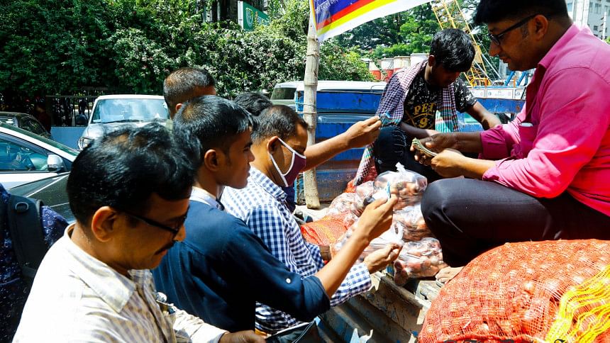 Onion price low in Bangladesh Onion price low in Bangladesh