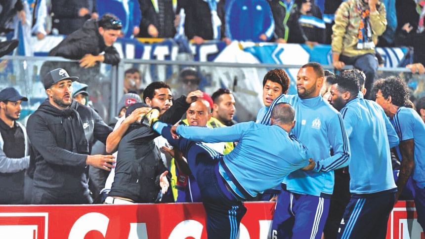 Patrice Evra kick supporter Patrice Evra kick supporter
