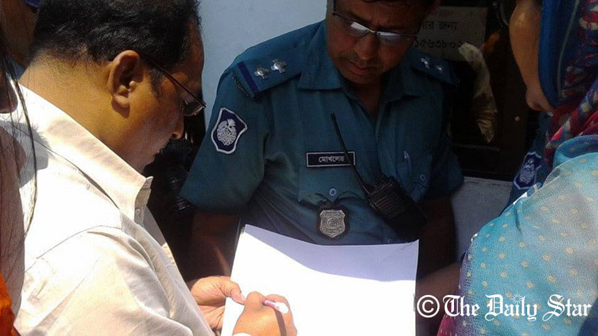 BNP leader Salahuddin Ahmed's wife submits a memorandum to Prime Minister Sheikh Hasina seeking her direct intervention in tracing the whereabouts of her husband on March 19, 2015. Photo: Prabir Barua Chowdhury