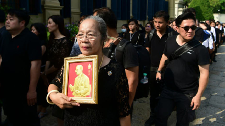 Black-clad Thais Black-clad Thais, Buddhist rites, King Bhumibol Adulyadej, Thai king death
