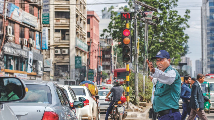 Traffic signal mismanagement in Dhaka Traffic signal mismanagement in Dhaka