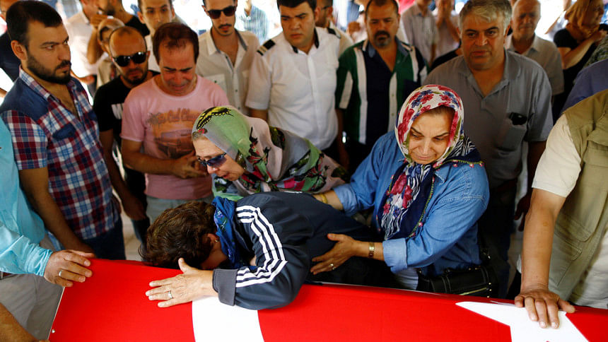 Relatives of Gulsen Bahadir, a victim of Tuesday's attack on Ataturk airport, mourn at her flag-draped coffin during her funeral ceremony in Istanbul, Turkey, June 29, 2016. Photo: REUTERS/Osman Orsal Relatives of Gulsen Bahadir, a victim of Tuesday's attack on Ataturk airport, mourn at her flag-draped coffin during her funeral ceremony in Istanbul, Turkey, June 29, 2016. Photo: REUTERS/Osman Orsal
