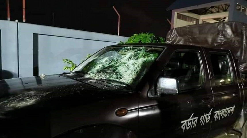 BGB patrol team attacked in Cumilla, vehicle vandalised BGB patrol team attacked in Cumilla, vehicle vandalised