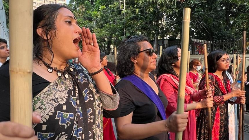 Himmati Mai: Symbolic protest in response to widespread atrocities against women A performance art consisting of 70 women from all backgrounds took place at Shilpakala Academy to protest violence against women in Bangladesh and across the world.
