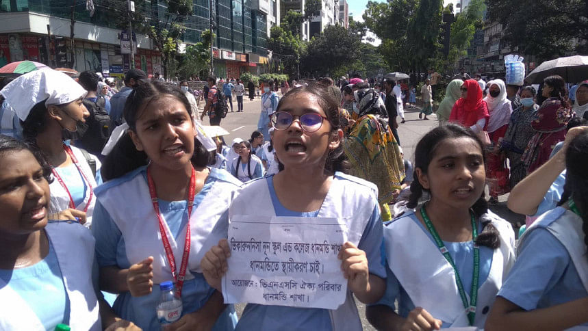 Viqarunnisa students block Mirpur Road Viqarunnisa students block Mirpur Road