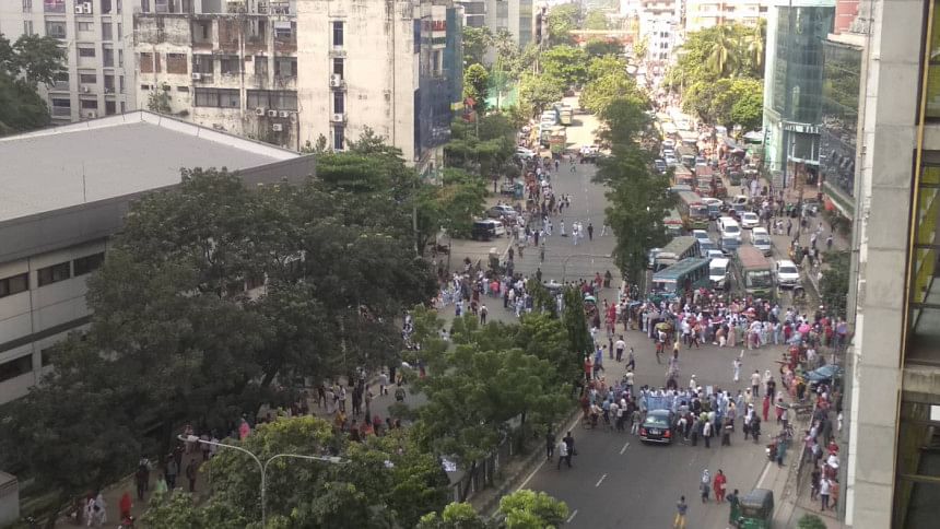 Viqarunnisa students block Mirpur Road Viqarunnisa students block Mirpur Road