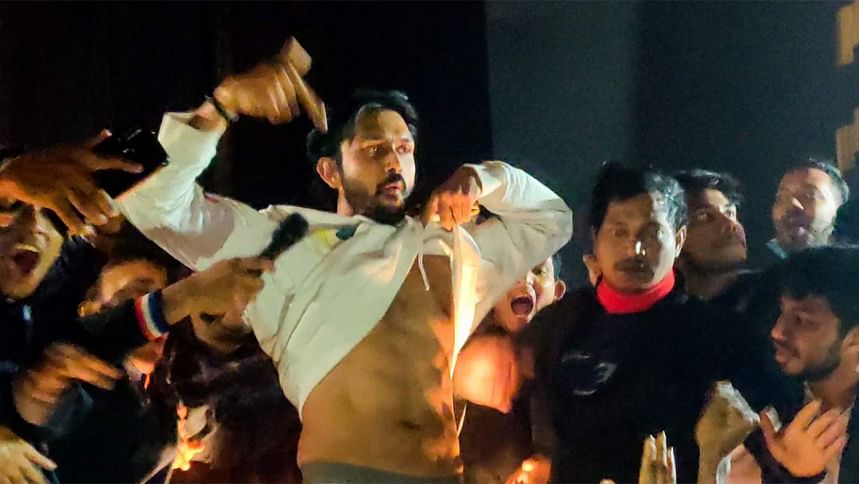Excited Arifin Shuvoo shows six-pack during ‘Black War’ screening Arifin Shuvoo shows six-pack