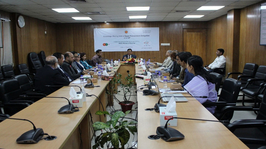 Egyptian team visits procurement unit of IMED Egyptian team
