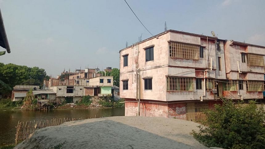 Atrai river in Pabna held hostage to greed Atrai river in Pabna held hostage to greed