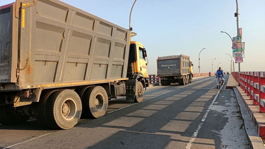 Heavy vehicles putting 2nd Teesta Bridge in danger Heavy vehicles putting 2nd Teesta Bridge in danger