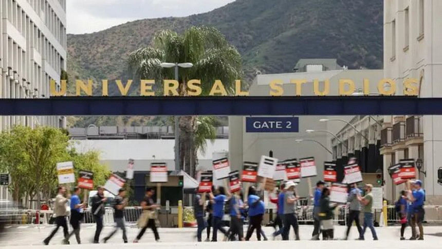 Hollywood writers try to strike a love match while picketing Hollywood writers try to strike a love match while picketing