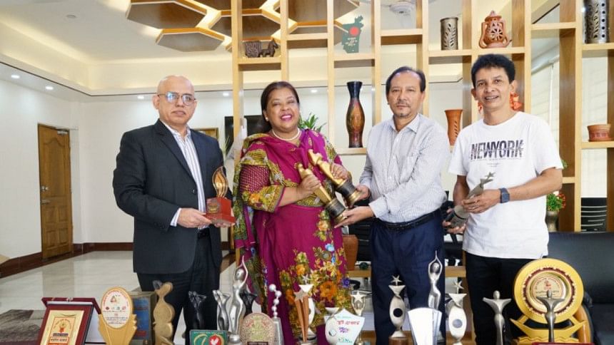 Nargis Akhtar donates awards, scripts and more to BFA Nargis Akhtar donates awards, scripts and more to BFA