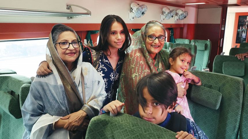 A smiling Prime Minister Sheikh Hasina, her younger sister Sheikh Rehana, and Rehana’s grandchildren pose for a photo inside a special train heading for Bhanga from Mawa via the Padma Bridge