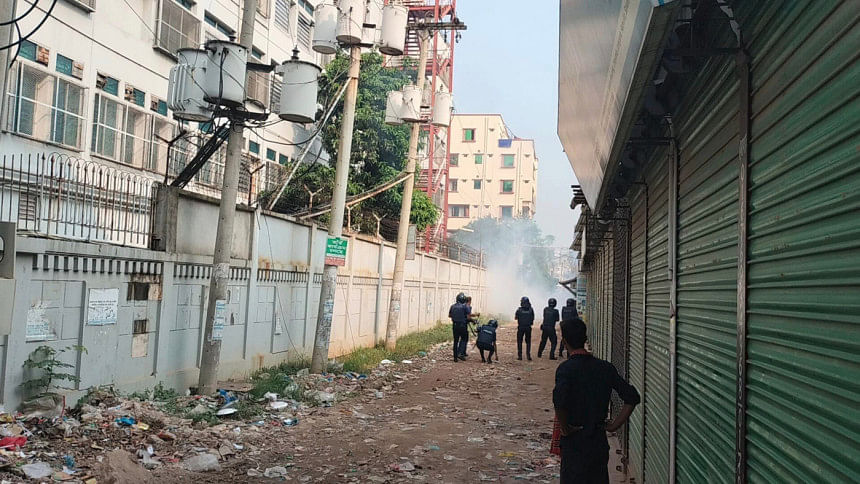 RMG workers, cops clash in Ashulia; police fire teargas shells, rubber bullets