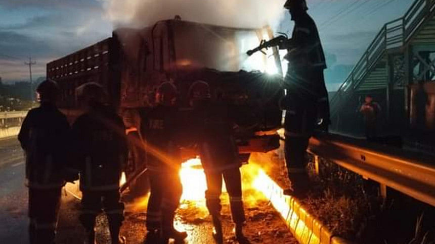Arsonists set fire to truck on Dhaka-Tangail highway
