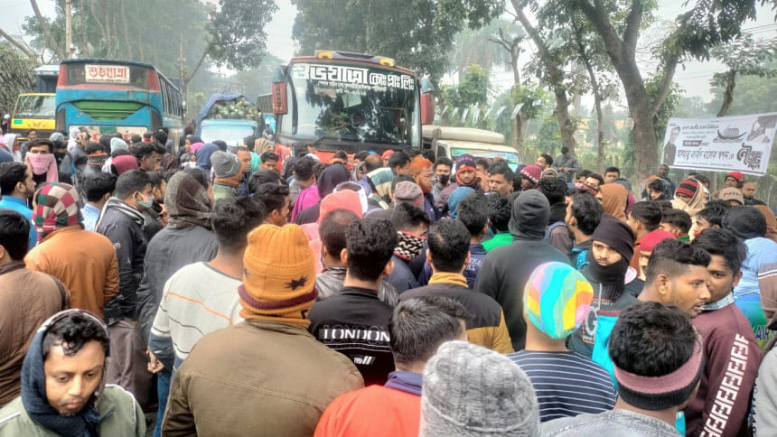 Spinning mill workers block Dhaka-Aricha highway demanding wage hike spinning mill workers' demo, Dhaka-Aricha Highway