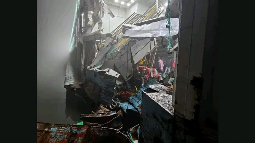Launch collides head-on with cargo ship in Chandpur amid dense fog Launch crashes into cargo ship in Meghna in Chandpur