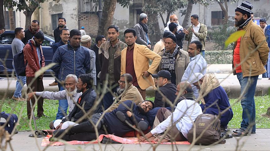 ‘Can't stay at home as cops hunt us all the time’ Several hundred BNP leaders and activists from different districts crowd the Supreme Court premises today (January 24, 2024) to seek anticipatory bail in cases filed over political violence.