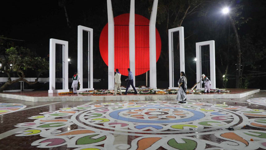 Tributes Flow at Central Shaheed Minar for Language Martyrs Tributes Flow at Central Shaheed Minar for Language Martyrs