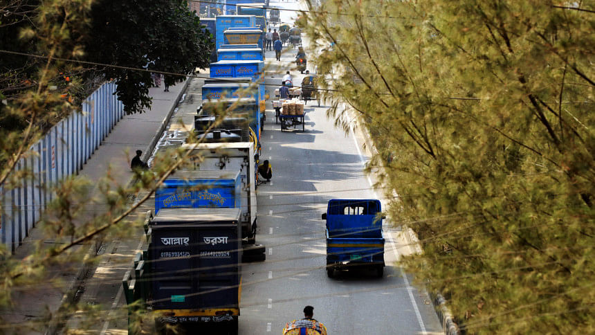 Illegal parking on Annisul Huq road Illegal parking on Annisul Huq road