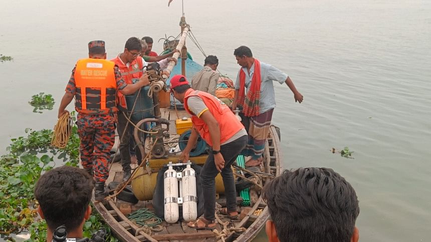 Tourist trawler capsizes in Meghna Tourist trawler capsizes in Meghna