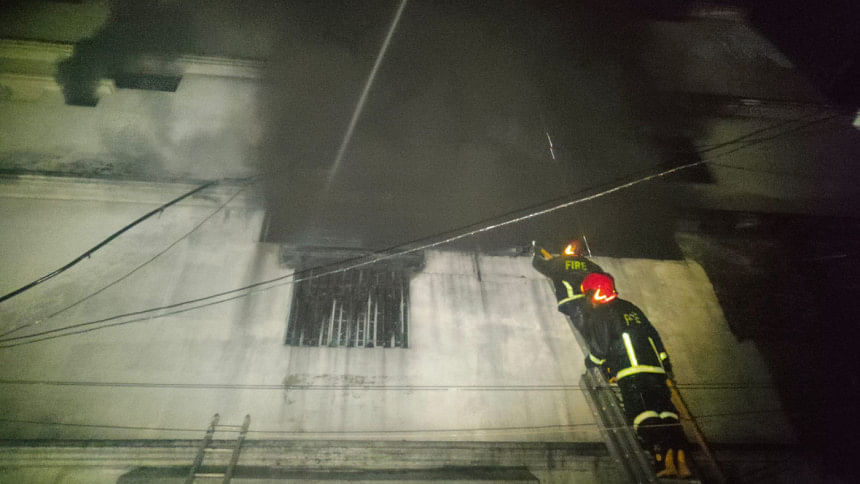 Fire at chemical warehouse in Chawkbazar under control Fire at chemical warehouse in Chawkbazar under control