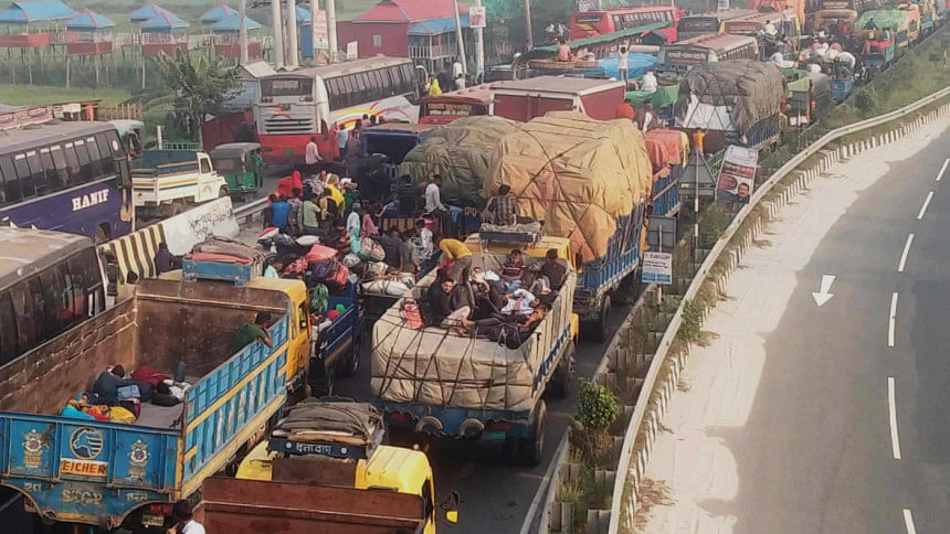 Elenga to Bangabandhu Bridge: Holidaymakers suffer due to traffic chaos; hundreds of vehicles stuck in tailback Elenga to Bangabandhu Bridge: Holidaymakers suffer due to traffic chaos; hundreds of vehicles stuck in tailback