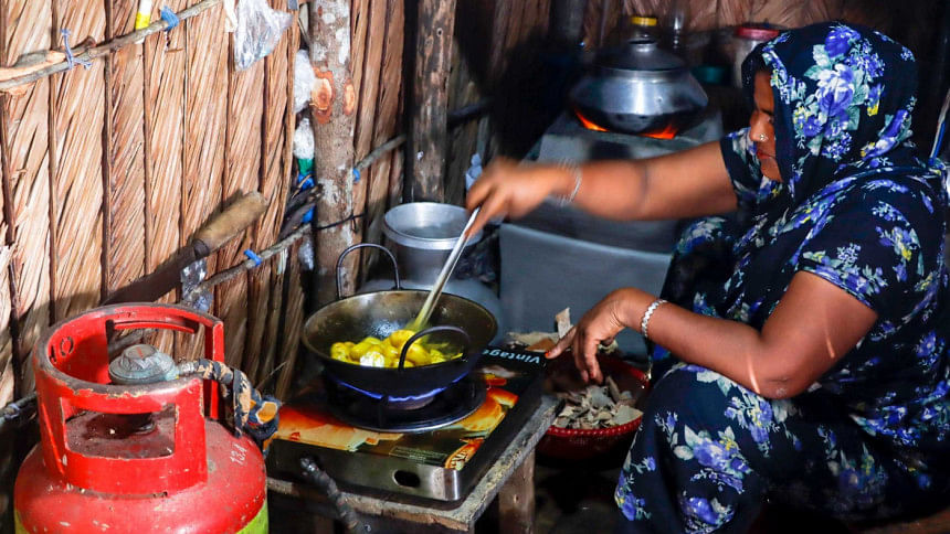 Coastal villagers shifted to LPG from Sundarbans firewood Coastal villagers shifted to LPG from Sundarbans firewood