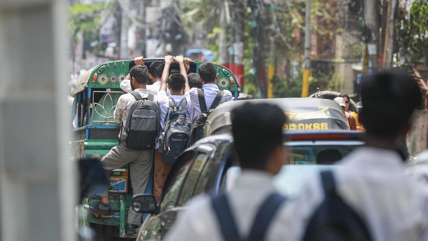 Heatwave effects on commuters during Chattogram transport strike Heatwave effects on commuters during Chattogram transport strike