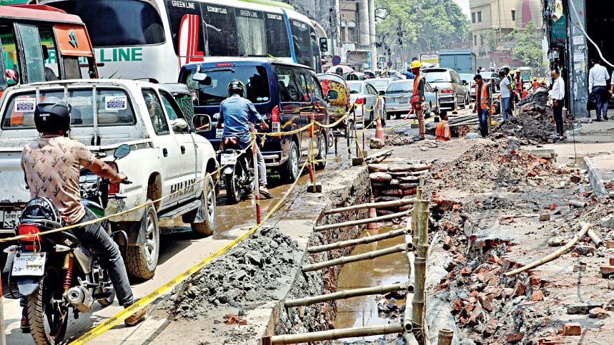 Traffic congestion due to Motijheel-Tikatuli road construction Traffic congestion due to Motijheel-Tikatuli road construction