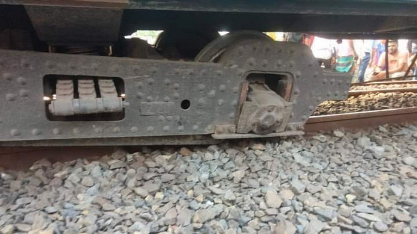 Turag Express derails in Gazipur Turag Express derails in Gazipur