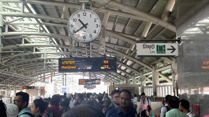 Sudden trial of metro rail causes sufferings to commuters Sudden trial of metro rail causes sufferings to commuters