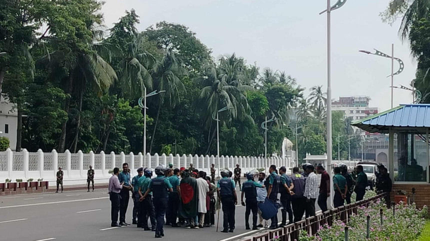 Students submit memorandum at Bangabhaban Students submit memorandum at Bangabhaban
