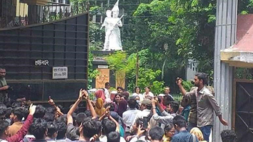 Raju sculpture protest rally Dhaka University TSC Raju sculpture protest rally Dhaka University TSC