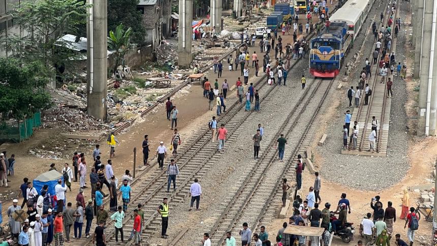 Train movement in Dhaka halted as students block Mohakhali level crossing Train movement in Dhaka halted as students block Mohakhali level crossing