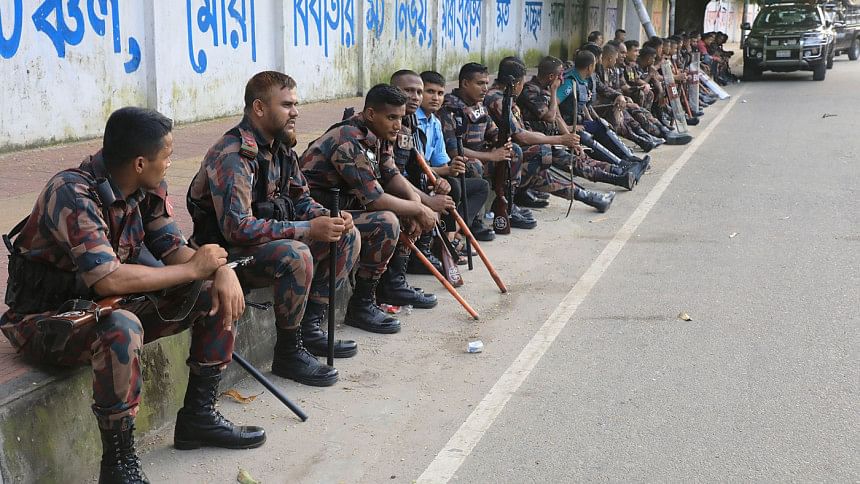 AL outside, police inside -- DU remains encompassed Police presence inside Dhaka University campus