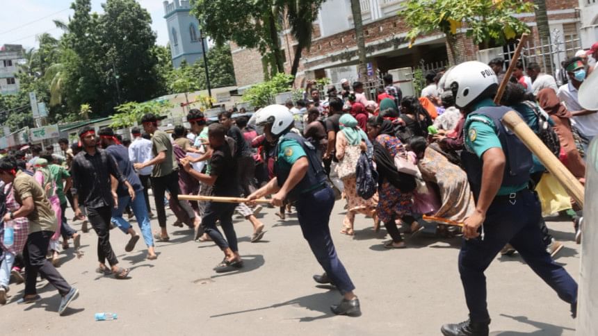 police charge batons in Barishal police charge batons in Barishal