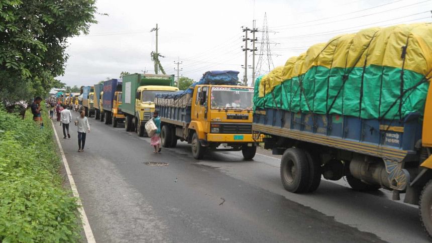 Ctg-Dhaka highway: Vehicles plying Dhaka-bound lane as floodwater recedes Ctg-Dhaka highway: Vehicles plying Dhaka-bound lane as floodwater recedes
