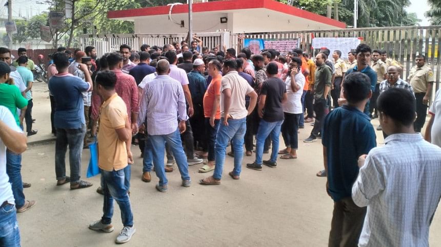 Bata workers continue protest, block Dhaka-M'singh highway Bata workers continue protest, block Dhaka-M'singh highway