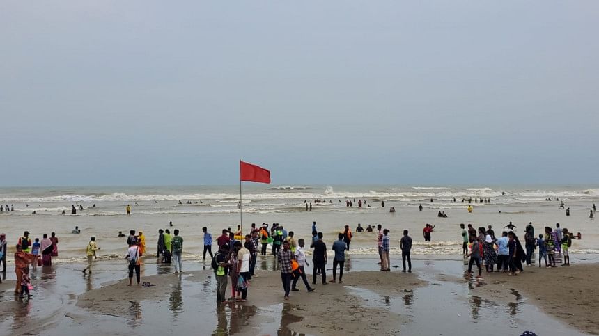 Tourists ignore warnings at Cox’s Bazar beach Tourists ignore warnings at Cox’s Bazar beach