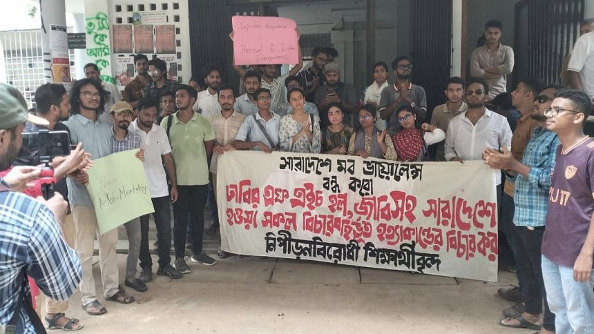 Mob killing in DU hall: Students protest outside proctor's office Mob killing in DU hall: Students protest outside proctor's office