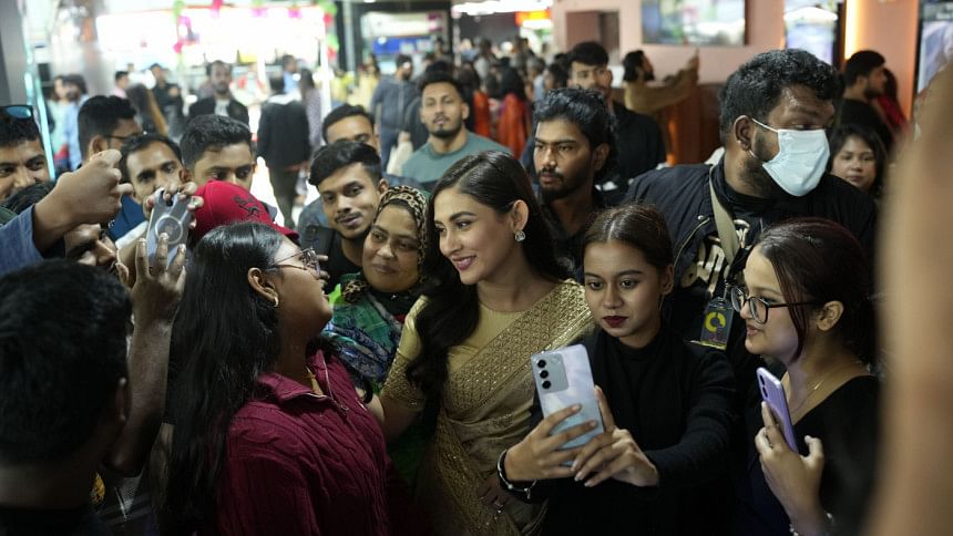 ‘Priyo Maloti’ receives standing ovation at first local screening ‘Priyo Maloti’ receives standing ovation at first local screening