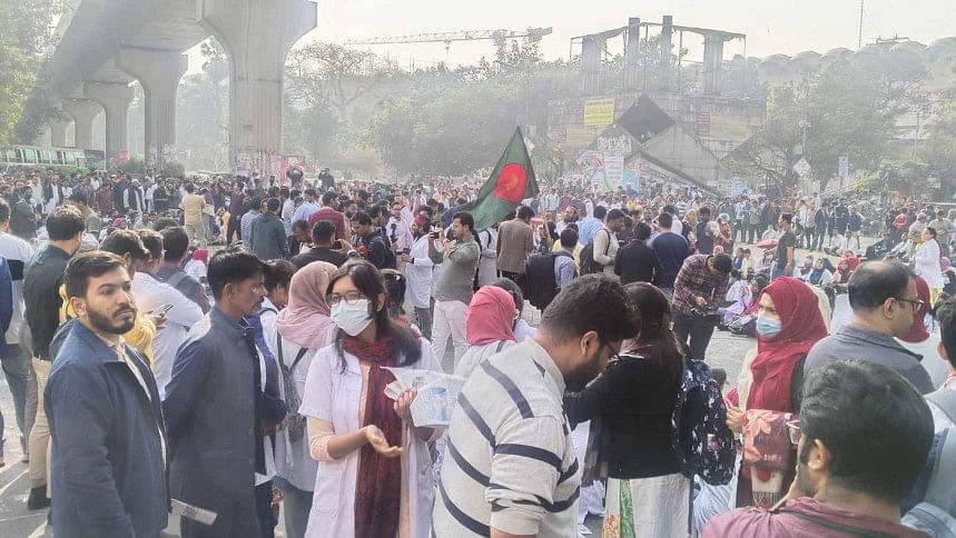 Postgrad doctors block Shahbagh demanding stipend hike